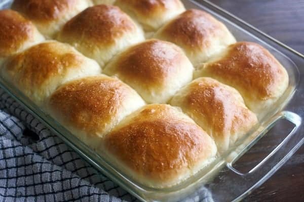 Easy Dinner Rolls Recipe - i am baker