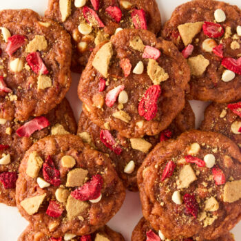a pile of strawberry and cream cookies