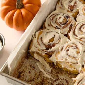 a pan of pumpkin cinnamon rolls